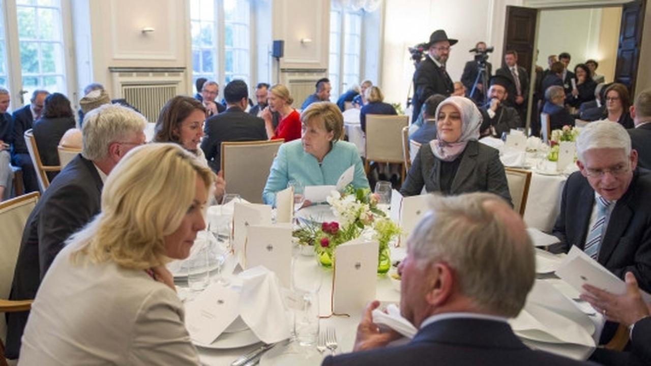 Keakraban Angela Merkel hadiri buka puasa bersama muslim Jerman