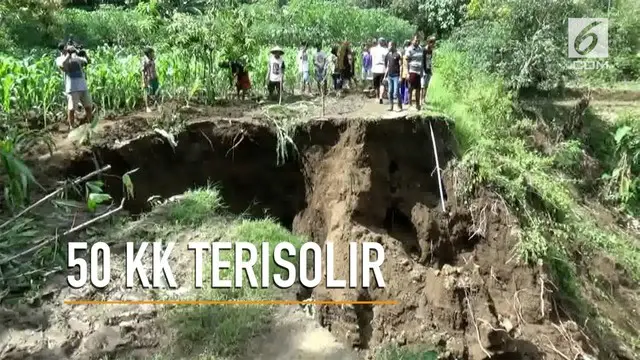 Diterjang hujan deras kurang dari 4 jam, sebuah jalan di Ponorogo, Jawa Timur, amblas dan longsor. Akibatnya, sekitar 50 kepala keluarga di satu dusun terisolir.