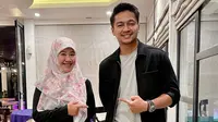 Deva Mahenra bersama Asma Nadia, konsultan kreatif Ikatan Cinta (Foto: Instagram @asmanadia)