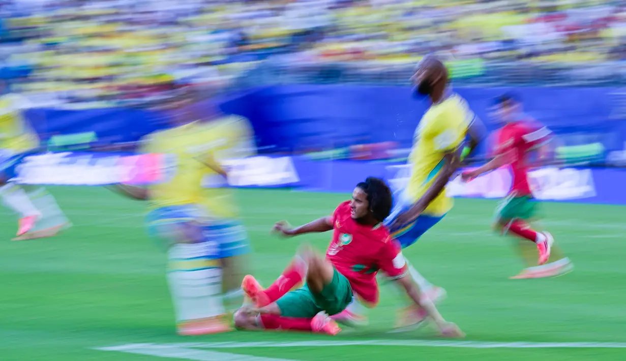 Wonderkid 18 Tahun sukses itu sukses mengundang decak kagum penonton lewat aksinya. Teknik dan kontrol bolanya sempurna. (AP Photo/Petr David Josek)