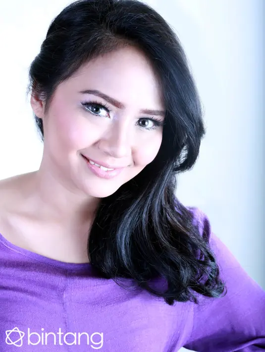 Rasa mandiri dalam bermusik yang ditumbuhkan oleh Gita Gutawa, ia terapkan dalam single terbarunya yang bertajuk Rumahku. Yang mengisahkan bagaimana ia merindukan rumah di Indonesia ketika sedang menimba ilmu di Inggris. (Febio Hernanto/Bintang.com)