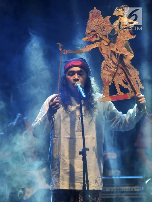 Dalang mementaskan pertunjukan Wayang Urban pada perayaan HUT ke-50 Taman Ismail Marzuki di Jakarta, Rabu (7/11). Wayang Urban lakon "Dino Tonpo Kresno" itu menjadi kesenian pembuka dalam peringatan ulang tahun ke-50 TIM. (Merdeka.com/Iqbal S Nugroho)