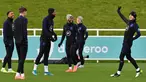 Pemain Inggris James Maddison (kanan) bersama rekan-rekannya berlatih jelang menghadapi Montenegro pada babak kualifikasi Grup A Piala Eropa 2020 di St George's Park, Burton-on-Trent, Inggris, Selasa (12/11/2019). Inggris menjamu Montenegro di Stadion Wembley pada 15 November 2019. (Paul ELLIS/AFP)