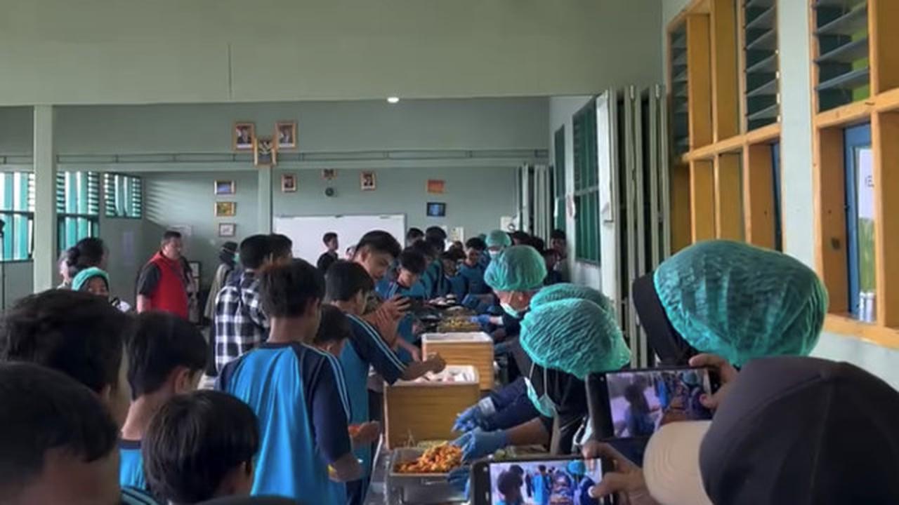 Tampil Beda, MBG di Sukabumi Digelar Prasmanan Ciptakan Kebersamaan di Sekolah