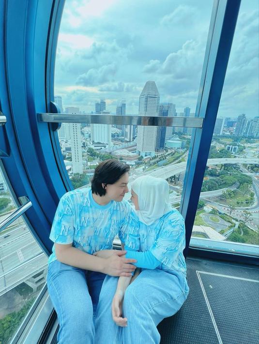 Kerap tampil dengan busana senada, tidak jarang pasangan ini kerap disebut sebagai suami istri yang selalu kompak. Abadikan momen mesra bersama, keduanya pun menuai banyak tanggapan netizen. Salah satunya ialah doa agar keduanya selalu harmonis dan langgeng dalam menjalani rumah tangga. (Liputan6.com/IG/@rogerojey)