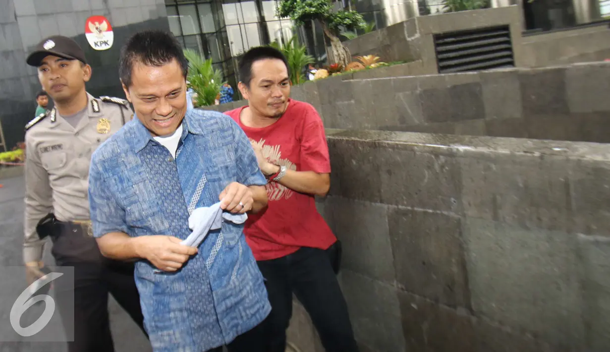 Soetikno Soedarjo (tengah) berjalan seusai menjalani pemeriksaan di gedung KPK, Jakarta, Selasa (14/2). Soetikno diperiksa perdana KPK setelah ditetapkan sebagai tersangka pada kasus dugaan suap pengadaan mesin Rolls Royce. (Liputan6.com/Helmi Affandi)