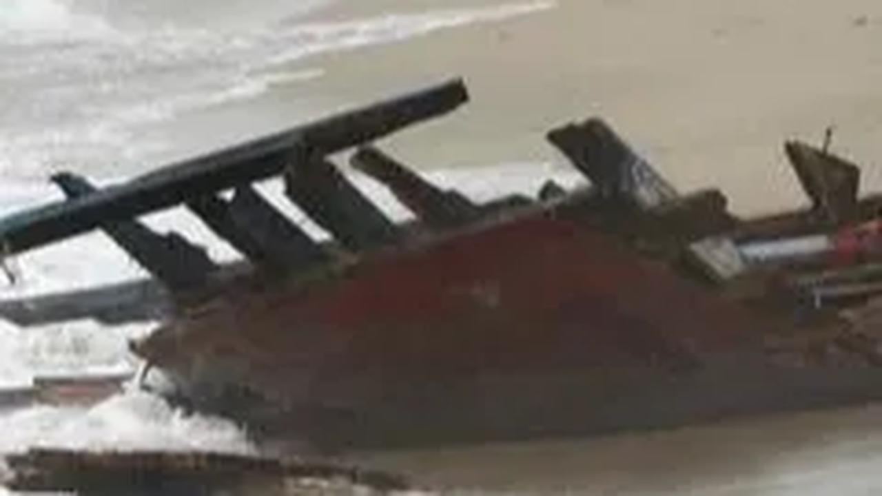 Kapal itu akhirnya terdampar dan tenggelam di perairan Pantai Selatan Noni, Desa Pakubaun, Kecamatan Amarasi Timur, Kabupaten Kupang, Nusa Tenggara Timur (NTT).