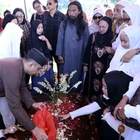 Suasana haru dan isak tanggis anak cucu mewarnai pemakaman ibunda Adi Bing Slamet, Jumat pagi (29/7/2016). Almarhum dimakamkan satu lubang dengan suaminya, di Tempat Pemakaman Umum (TPU) Karet Bivak, Jakarta Pusat. (Nurwahyunan/Bintang.com)
