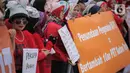 Aksi sejumlah Koalisi Sipil Untuk UU Perlindungan PRT di depan Gedung DPR, Jakarta, Rabu (15/7/2023). Dalam aksinya, pendemo yang sebagian besar ibu-ibu ini juga membawa spanduk dan poster berisi tuntutan mereka. (Liputan6.com/Faizal Fanani)