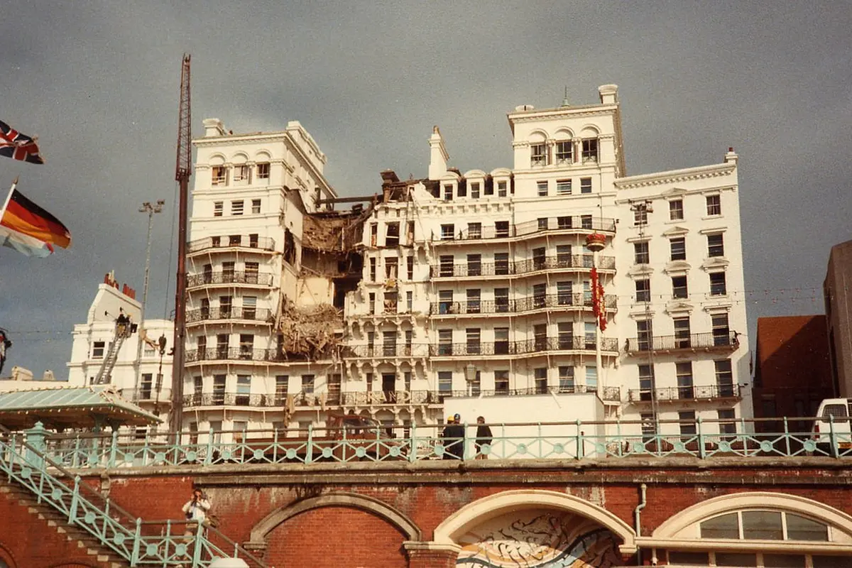 Grand Hotel di Brighton setelah serangan bom IRA pada 12 Oktober 1984 (wikimedia commons)