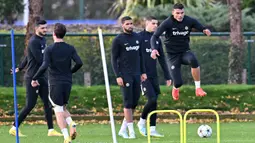 Pemain Chelsea Thiago Silva (kanan) menjalani latihan di Cobham, Stoke D'Abernon, Inggris, 1 November 2022. Chelsea akan menghadapi Dinamo Zagreb pada pertandingan sepak bola Grup E Liga Champions. (Glyn KIRK/AFP)