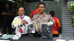 Kabid Humas Polda Metro Jaya Kombes Pol Argo Yuwono menunjukkan barang bukti di Polda Metro Jaya, Jakarta, Rabu (18/4). Subdit Cyber Crime Ditreskrimsus menangkap WNA Nigeria pelaku penipuan melalui Facebook dan WhatsApp. (Liputan6.com/Arya Manggala)