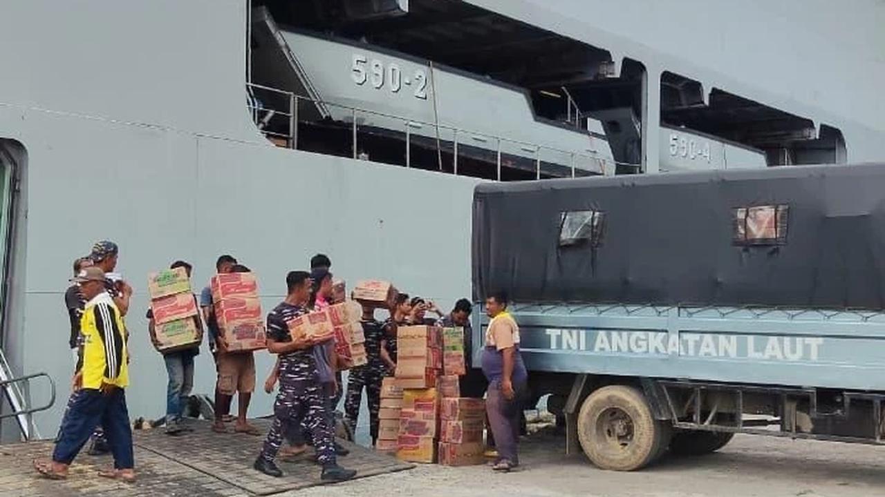 Kapal Perang Bawa Bantuan ke Aceh