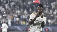 Pemain Real Madrid, Vinicius Junior melakukan selebrasi setelah mencetak gol ke gawang Barcelona pada laga final Piala Super Spanyol di Stadion King Saud University, Riyadh, Arab Saudi Senin (15/1/2024) dini hari WIB. Real Madrid menang dengan skor 4-1. (AP Photo)