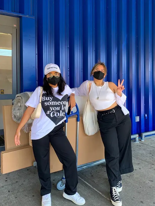 Kalung, cincin, hingga piercing hidung, terlihat jadi fashion item esensial yang tak pernah ketinggalan dipakai. (Foto: Zahwa Massaid/ Instagram)