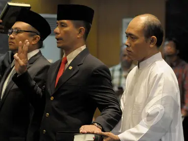 Ferry Kase (kedua kanan) dan Abdul Aziz (kedua kiri) diambil sumpahnya saat dilantik menjadi anggota MPR, Jakarta, Kamis (22/1/2015). (Liputan6.com/Andrian M Tunay)