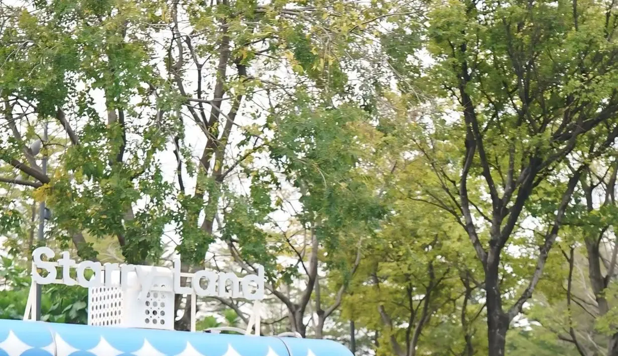 Keduanya terlihat romantis saat sama-sama melihat hasil jepretan kamera Azriel [@ssarah_menzel]