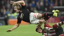 Pada September 2015, Luke Shaw mengalami cedera parah usai pelanggaran keras yang dilakukan bek PSV Eindhoven Hector Moreno hingga patah kaki dan harus rela menepi hingga akhir musim.