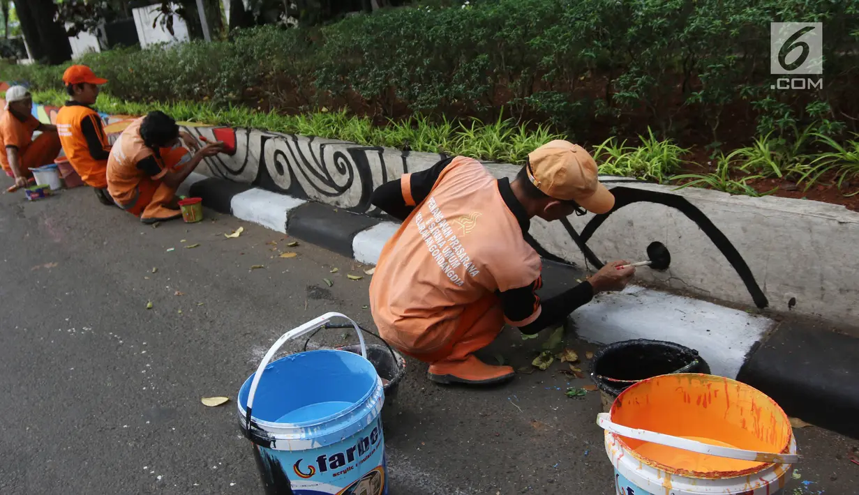 Petugas PPSU Gondangdia mengecat pembatas jalan dengan warna-warni Asian Games di kawasan Menteng, Jakarta, Kamis (12/7). Cat lukisan dinding beraneka gambar dan bentuk untuk menyambut HUT kemerdekaan RI dan Asian Games 2018. (Liputan6.com/Arya Manggala)