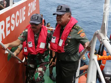 Panglima TNI Marsekal Hadi Tjahjanto (kiri) saat tiba di KN SAR Basudewa di perairan Karawang, Jawa Barat, Rabu (31/10). Panglima TNI meninjau titik yang diduga menjadi tempat bagian badan pesawat Lion Air JT 610. (Liputan6.com/Helmi Fithriansyah)