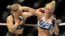 9. Petarung cantik Rounda Rousey kalah untuk pertama kalinya. Rousey kalah KO dari Holly Holm pada ajang UFC. (EPA/Joe Castro)