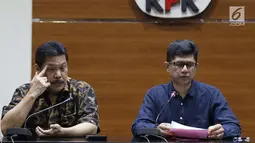 Wakil Ketua KPK, La Ode Muhammad Syarif (kanan) bersama Jamintel, Jan S Maringka memberi keterangan terkait OTT dua orang jaksa di Gedung KPK, Jakarta, Sabtu (26/6/2019). Dalam OTT tersebut, KPK menahan dua jaksa, dua pengacara dan satu orang dari swasta. (Liputan6.com/Helmi Fithriansyah)