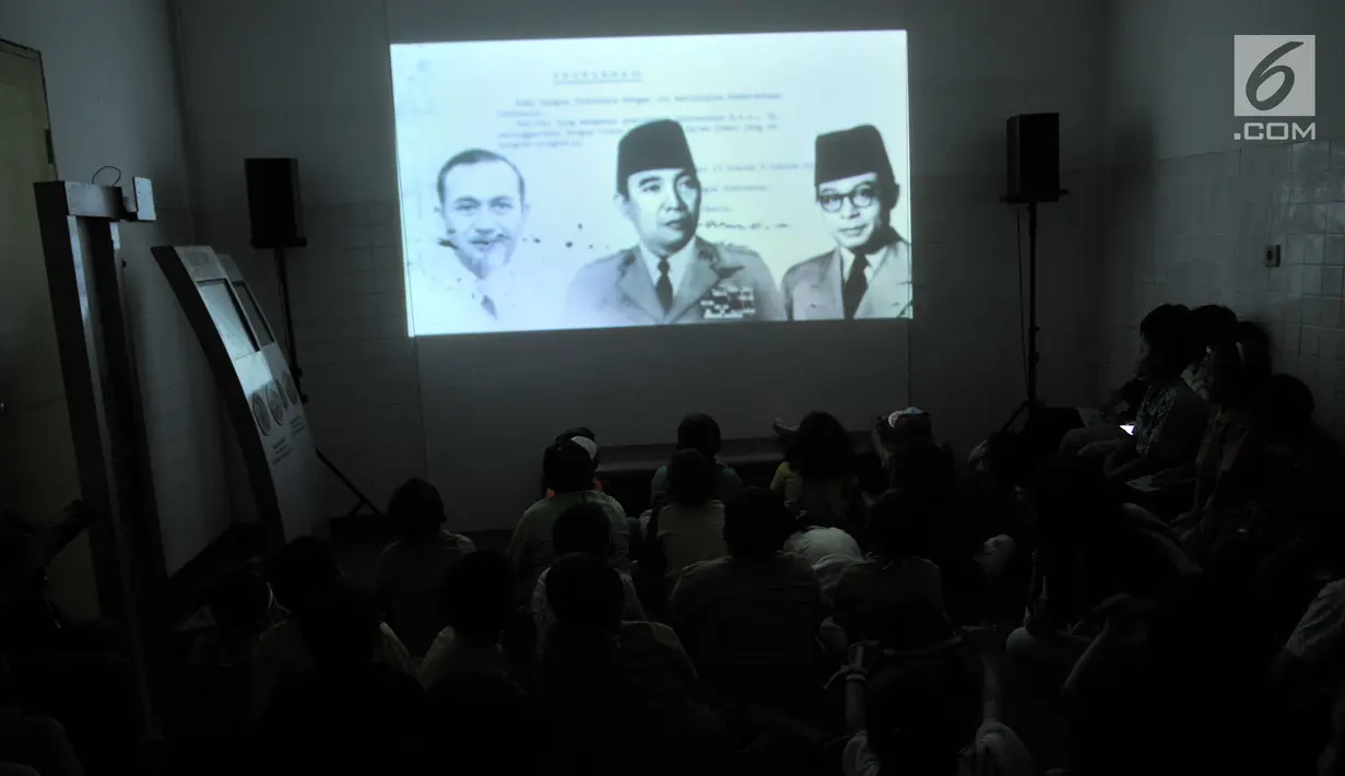 Pengunjung saat menyaksikan video dokumenter sejarah perumusan Naskah Proklamasi Museum Perumusan Naskah Proklamasi, Jakarta, Minggu (18/8/2019). (merdeka.com/Iqbal S. Nugroho)