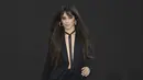 Camila Cabello berjalan di catwalk memakai kreasi dari koleksi L'Oreal Ready To Wear Spring-Summer 2020 selama pekan mode di Paris (28/9/2019). Camila Cabello mengenakan pita hitam untuk menutupi dadanya yang tidak mengenakan bra. (Photo by Vianney Le Caer/Invision/AP)