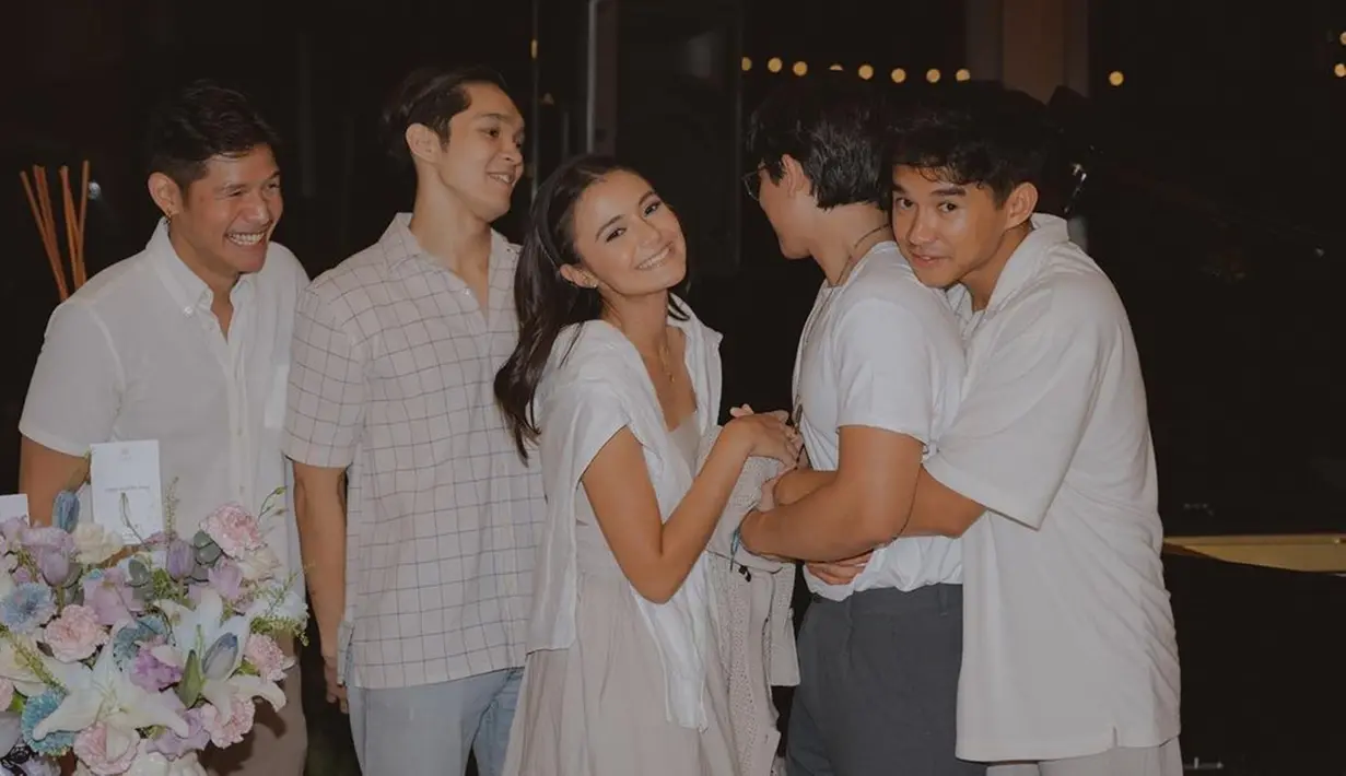 Acara ulang tahun Amanda Rawles ini juga dihadiri oleh Karel Susanteo. Karel merupakan adik dari Adriel sekaligus mantan kekasih Caitlin Halderman dan sahabat dekat dari Amanda Rawles. Terbilang jarang unggah foto di Instagram, momen manis kebersamaan antara Amanda Rawles dan Adriel Susanteo tentunya hanya diketahui oleh keluarga dan sahabat dekat keduanya. (Liputan6.com/IG/@amandarawles)