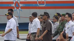 Menko Kemaritiman Indroyono Soesilo bersama Menhub Ignasius Jonan sebelum memberikan keterangan pers di posko utama pencarian pesawat AirAsia QZ8501 di Lanud TNI AU Iskandar, Pangkalan Bun, Rabu (7/1/2015).  (Liputan6.com/Andrian M Tunay)