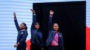 <p>Tim senam putri Indonesia, Larasati Rengganis (kiri), Alarice Mallica Prakoso (tengah), dan Salsabilla Hadi Pamungkas (kanan) menyapa penonton saat melakukan podium training jelang Kejuaraan Dunia Gimnastik 2025 di Indonesia Arena, Senayan, Jakarta, Sabtu (18/10/2025). (Bola.com/Bagaskara Lazuardi)</p>