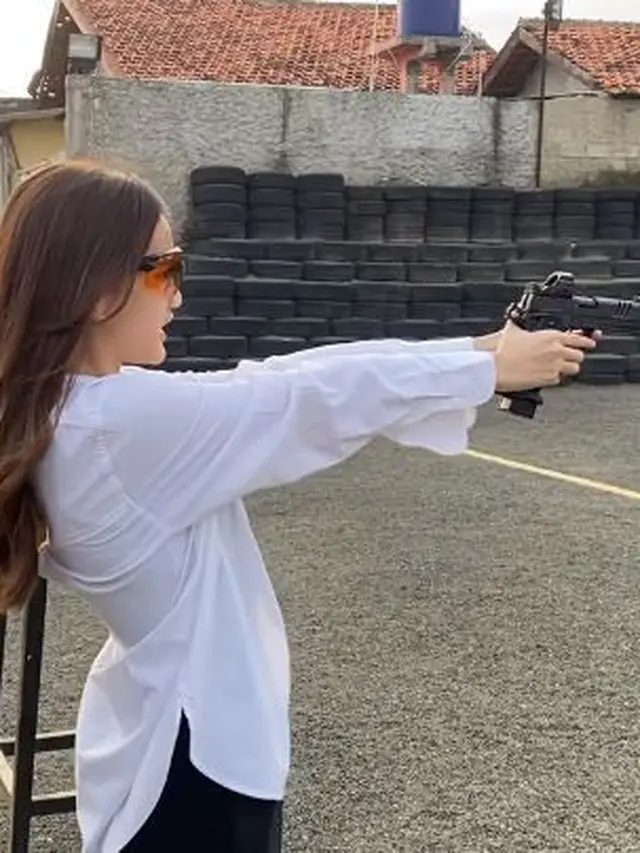 Harliafa Princi Putri Ferry Maryadi latihan menembak (Instagram/kangferrymaryadi)