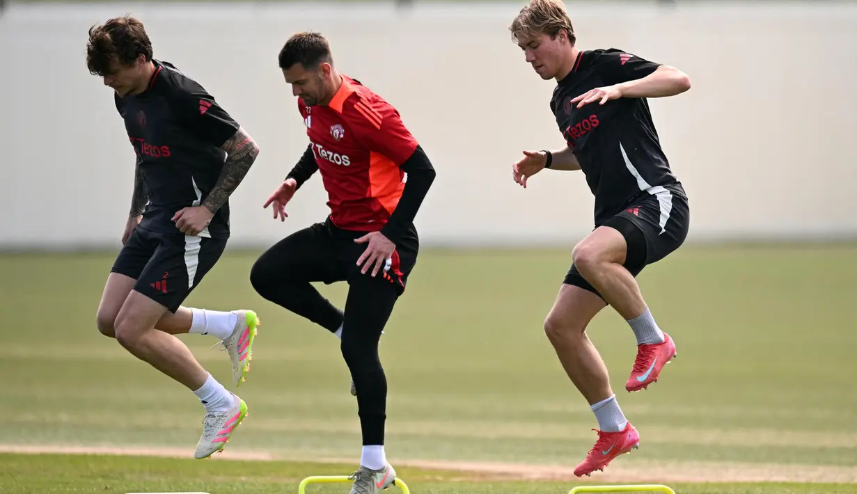 Jelang laga final Liga Europa 2024/2025 melawan Tottenham Hotspur, Manchester United (MU) menggelar sesi latihan terbuka. (Oli SCARFF/AFP)