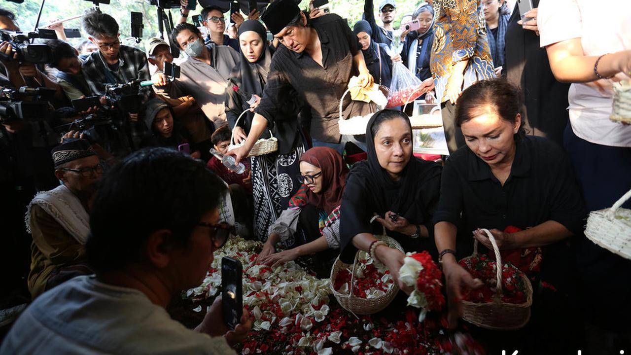9 Potret Ikang Fawzi di Pemakaman Marissa Haque, Lantunkan Azan dalam Liang Lahad