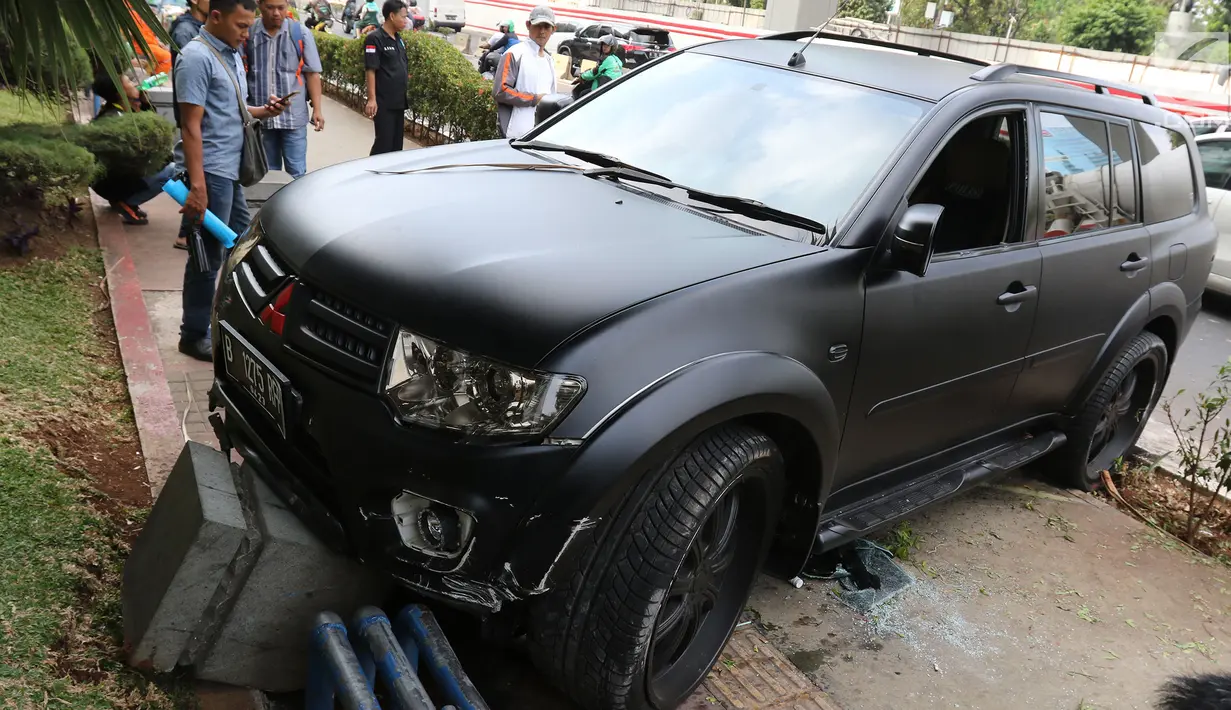 Sebuah mobil Pajero menabrak pembatas jalan di Jalan Rasuna Said, Jakarta, Kamis (29/9/2019). Mobil hitam berplat B 1275 RFP tersebut menabrak trotoar sekitar pukul 15.30 WIB. (Liputan6.com/Herman Zakharia)