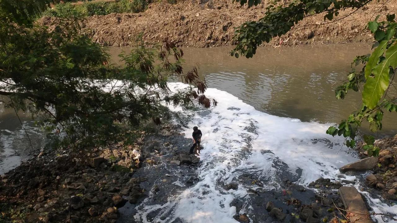 Untuk diketahui, DKI Jakarta mempunyai 13 sungai dan dua kanal. <br><br>Selain itu, sungai-sungai yang berhulu di Bogor juga sudah mengalami akumulasi pencemaran sehingga memperparah kondisinya ketika sampai di hilir, Jakarta Utara.