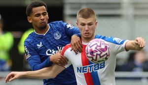 Penyerang Everton asal Senegal #10, Iliman Ndiaye (kiri), berebut bola dengan gelandang Crystal Palace asal Inggris #20, Adam Wharton (kanan), dalam pertandingan&amp;nbsp;Premier League antara Everton dan Crystal Palace di Stadion Hill Dickinson, Liverpool, Inggris barat laut, pada 5 Oktober 2025. (Darren Staples/AFP)