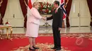 Presiden Joko Widodo bersama PM Norwegia, Erna Solberg berjabat tangan usai melakukan pertemuan di Istana Negara, Jakarta, Selasa (14/4/215). Kunjungan PM Norwegia Erna Solberg dalam rangka memperkuat kerja sama bisnis. (Liputan6.com/Faizal Fanani)