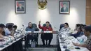 Ahli Hukum Tata Negara Irman Putra Sidin (tengah) memberikan keterangan saat diundang oleh Panitia Hak Angket DPRD DKI Jakarta, Rabu (25/3/2015). (Liputan6.com/Johan Tallo)