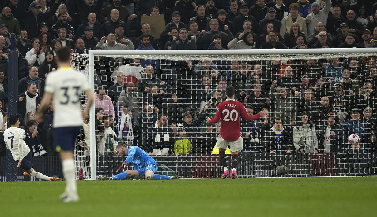 Pemain Tottenham Hotspur, Son Heung-min (kiri) mencetak gol penyeimbang 2-2 pada laga pekan ke-33 Liga Inggris 2022/2023 di Tottenham Hotspur Stadium, London, Jumat (28/04/2023) WIB. (AP Photo/Alastair Grant)