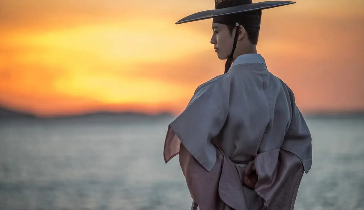 Begitupun dengan Sang Ho Han yang mengenakan gat atau topi ala bangsawan Korea. [Foto: IG/rizkanatakusumah].