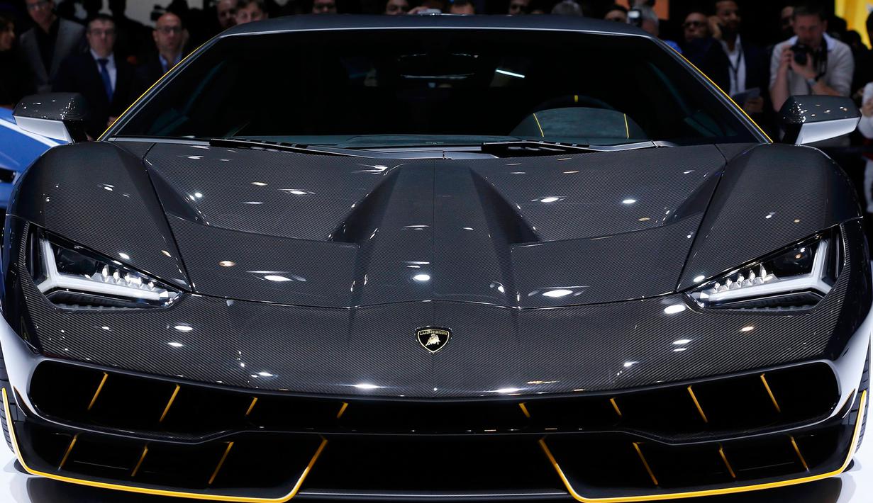 Mobil Lamborghini Centenario tampak depan dipamerkan pada 86 International Motor Show di Jenewa , Swiss , 1 Maret 2016. Pihak Lamborghini mengatakan hanya memproduksi sebanyak 20 unit.( REUTERS / Denis Balibouse)