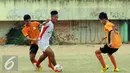 Pesepakbola Persipasi Bandung Raya (PBR), Yongky Aribowo (tengah) mencoba lolos dari kawalan dua pemain Villa 2000 saat laga ujicoba di Stadion Lebak Bulus Jakarta, Sabtu (22/8/2015). PBR unggul 1-0 atas Villa 2000. (Liputan6.com/Helmi Fithriansyah)