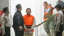 Bupati Lombok Barat Lalu Ahmad Zaini berjalan menuju mobil tahanan usai menjalani pemeriksaan di Gedung Merah Putih KPK, Jakarta, Selasa (21/7/2026). (KLY/Arie Basuki)