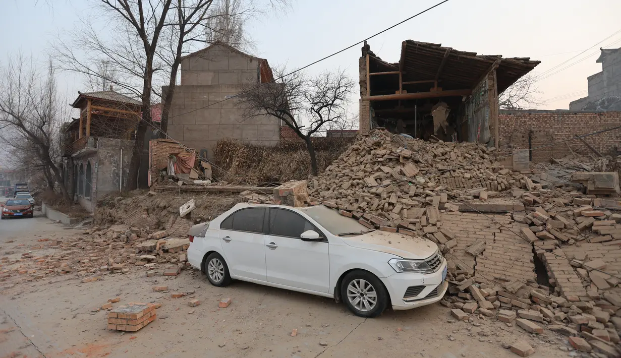 Bangunan-bangunan yang runtuh terlihat setelah gempa bumi di Dahejia, Kabupaten Jishishan, di provinsi Gansu, barat laut China, Selasa (19/12/2023). (STR / AFP)