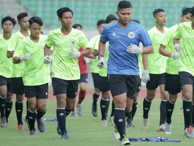 Pemain Timnas Indonesia U-16 melakukan pemanasan saat pemusatan latihan di Stadion Patriot Candrabhaga, Bekasi, Senin (6/7/2020). Timnas Indonesia U-16 terus menggelar persiapan sebelum berkiprah di Piala AFC U-16 2020. (Dokumentasi PSSI)