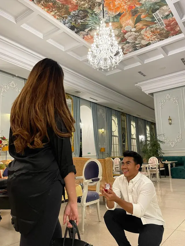 5 Momen Nurhidayat Mantan Pemain Timnas Saat Lamar Kekasih Ini Romantis