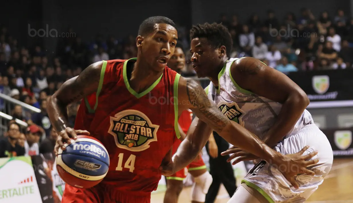 Pebasket tim Merah, George Christopher, melewati pebasket tim Putih, Bradford Lyndon, pada laga IBL All Star 2018 di Britama Arena, Jakarta, Minggu (7/1/2018). Tim Putih menang 130-114 atas tim Merah. (Bola.com/M Iqbal Ichsan)