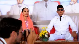 Seorang seniman memeragakan sosok Presiden Soekarno saat aksi teatrikal Konferensi Asia Afrika 1955 di Terminal 2D, Bandara Soekarno Hatta, Tangerang, Banten, Senin (20/4/15).(Liputan6.com/Faisal R Syam)
