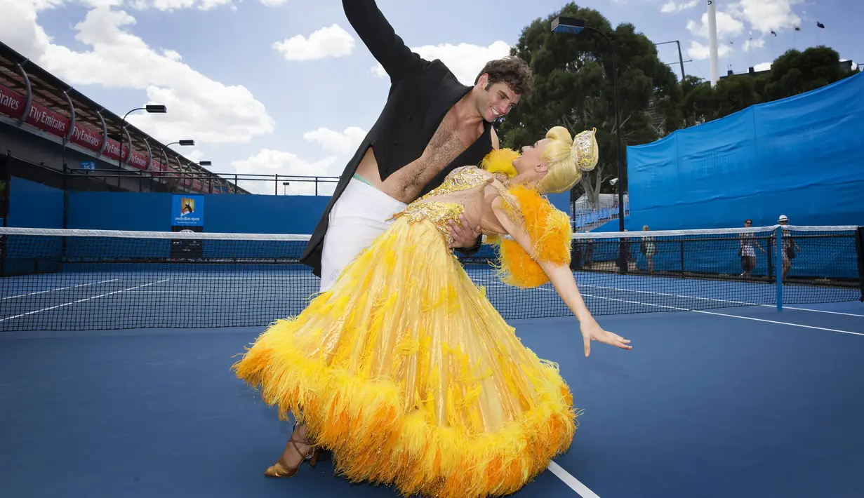 Petenis Malek Jaziri asal Tunisia menari dengan aktris Sophia Katos di Melbourne Park, Kamis (22/1/2015). (Reuters/Fiona Hamilton)